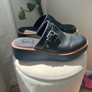 Black women’s Naturalizer slides